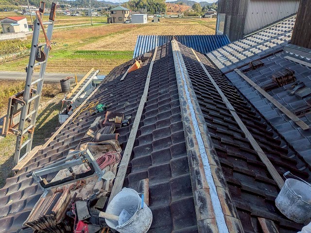 加西市　棟部分に漆喰設置完了